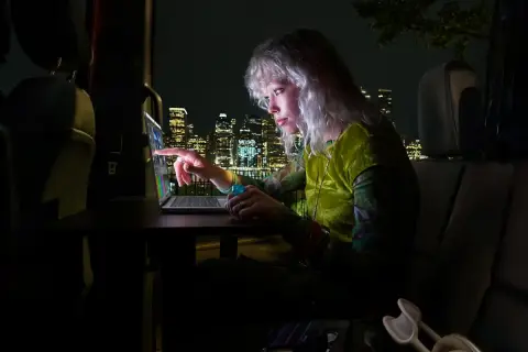 Apple täze touchscreen MacBook Pro modelini ýokary bahalar bilen tanyşdyrdy