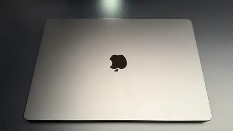 Täze MacBook Pro OLED ekrany bilen üns çekýär