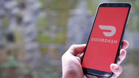 DoorDash 17 milliard dollarlyk ykjam hyzmat birleşigi üçin Instacarty satyn alýar