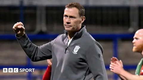 Duncan Ferguson Glentoran-da ilkinji oýunynda deňlik gazandy