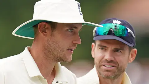 Stuart Broad Lancashire klubynyň James Anderson bilen şertnamasyny täzelenmezligine tankydy garaýar