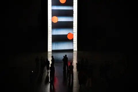 Tacita Deaniň FILM instalýasiýasy materialyň hakykatyny görkezýär