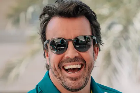 Fernando Alonso Formula 1-de ýene-de tankytlaryny gaýtalady, bäsdeşleri garşy çykdy