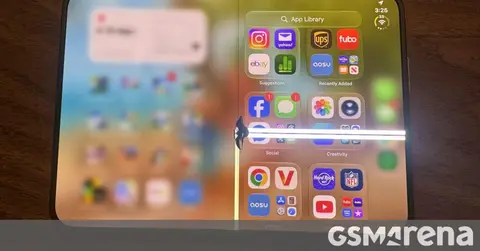 iPhone Duo ulanyjylary ekranda hinge näsazlygy sebäpli zeperlenme barada habar berýärler