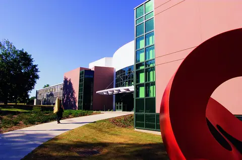University of Connecticut-da maliýeleşdirilen MFA programmasy