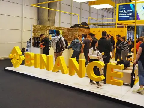 Ekspertler Binance hakyndaky ogurlanan kripto serişdeleriň saklanmagy barada pikirleri bölünýär