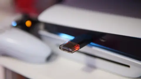 PlayStation 5-iň USB portlaryny ulanmagyň 6+ usuly