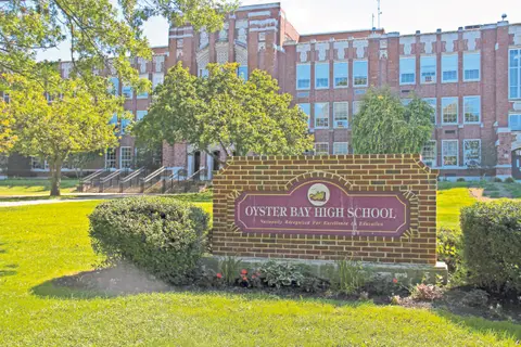 Oyster Bay-East Norwich mekdeplerinde synp tehnologiýasy we emeli intellekt