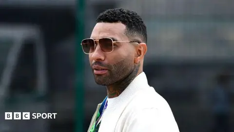 Jermaine Pennant it hüjümi sebäpli 50-den gowrak tikme aldy