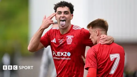 Johnstone Burgh bir günde iki kubok oýunyny oýnamaga mejbur boldy