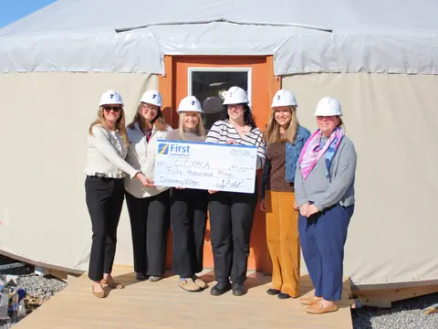 First National Bank Discovery Village üçin 50,000 dollar maýa goýdy