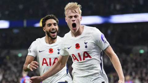 Tottenham Hotspur 10 adamlyk Crystal Palace-i ýeňip, üstüni basyşyny dowam etdirýär