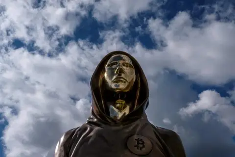 Bitcoiniň 18 ýyllygy we kiçi telekeçileriň maliýe goragy