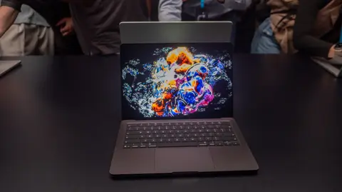 Apple ilkinji degişli ekrany bolan MacBook Pro modelini tanyşdyrdy