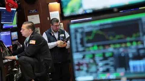 Strategy we Strive kompaniýalary bitcoin satyn almak we paýdarlar üçin dividendlere deňagramlylyk edýärler